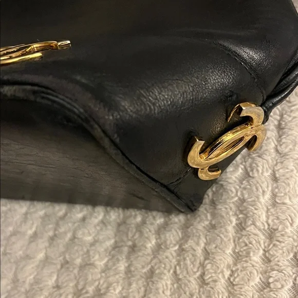 CHANEL Black bag with Gold Details - Picture 5 of 11